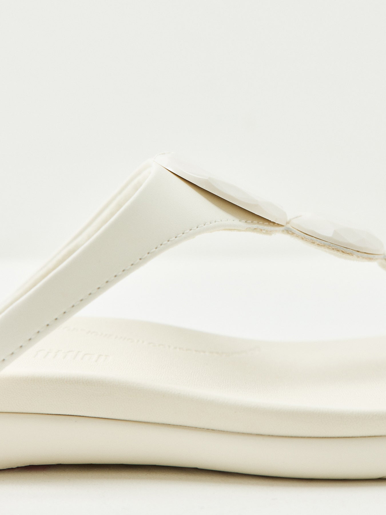 Solay Glossy-Disc Toe-Post Sandals White