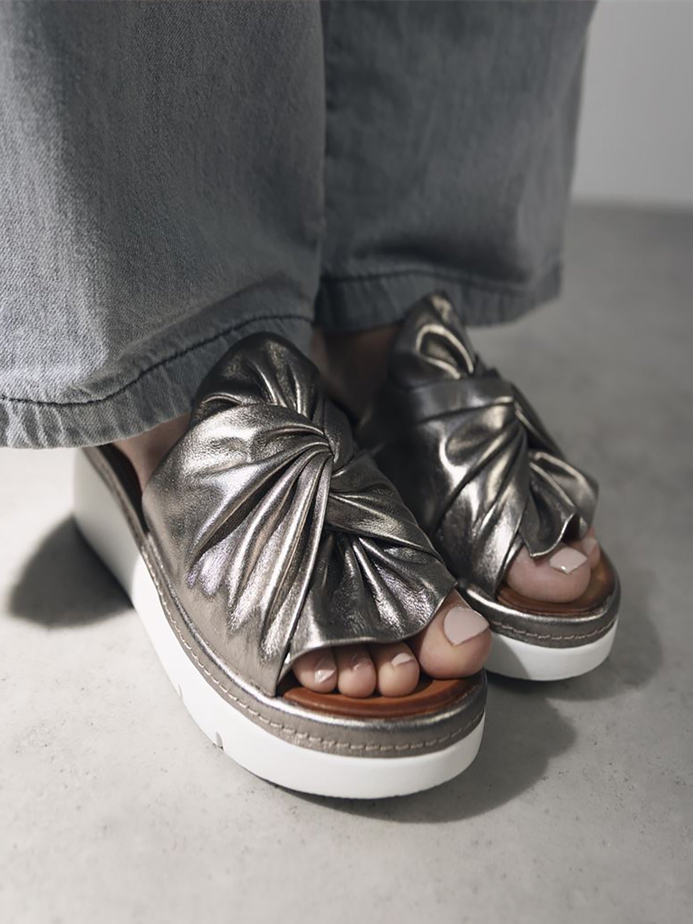 Ollin Leather Sliders Multi