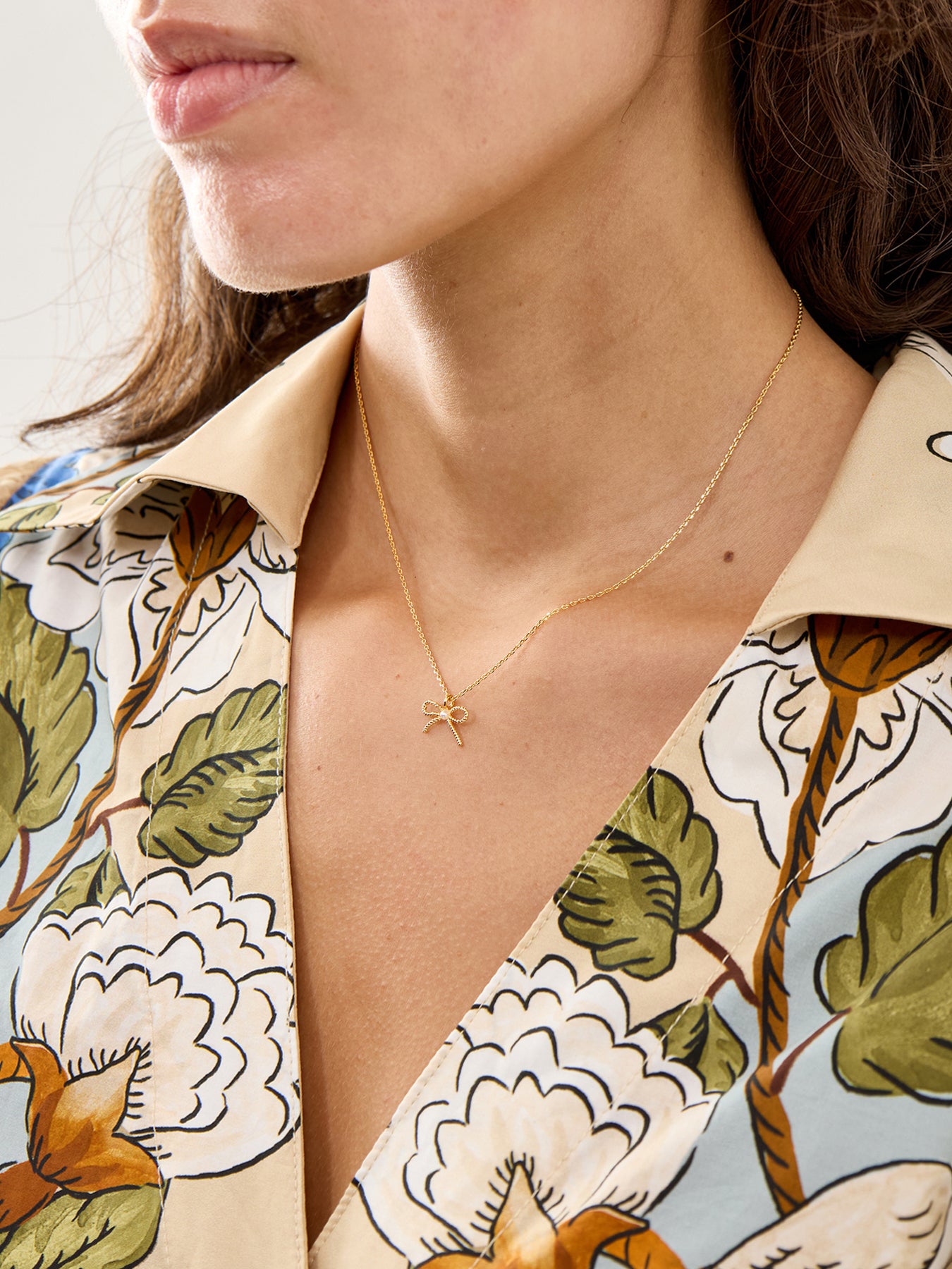 Tiny Pearl Bow Necklace Gold