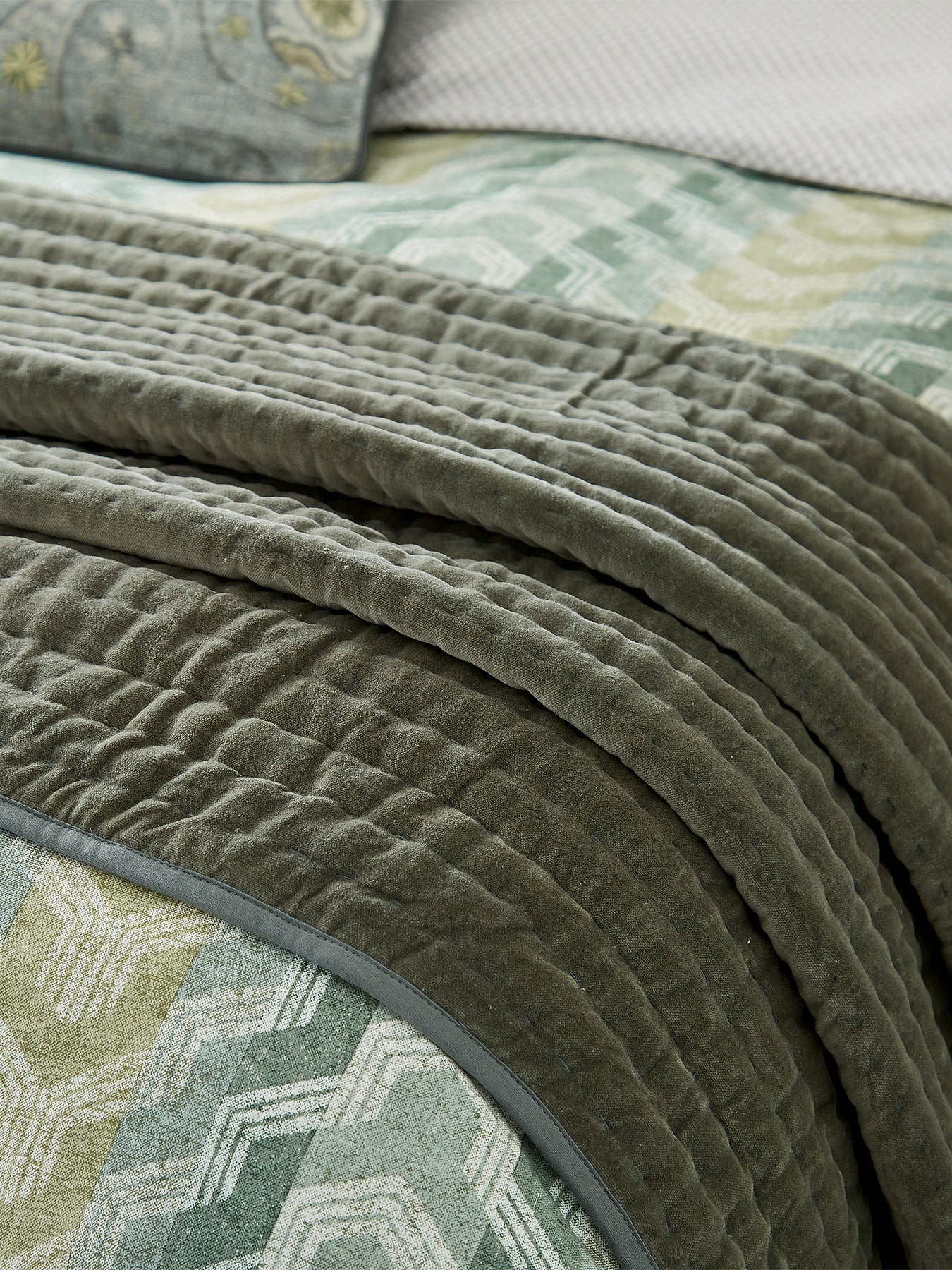 Reya Emira Throw 220 x 200cm Olive