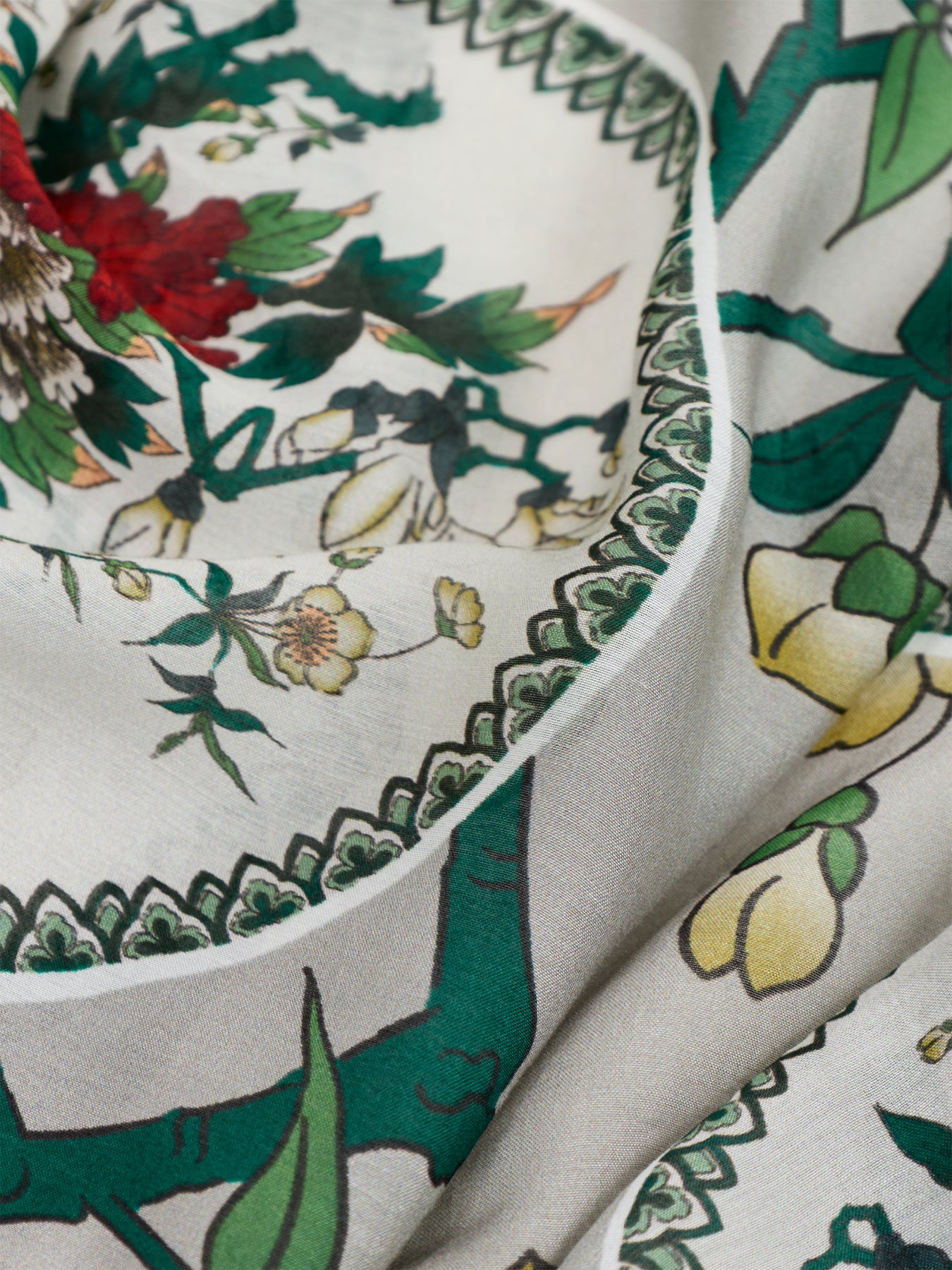 Magnolia Plates Print Scarf Beige