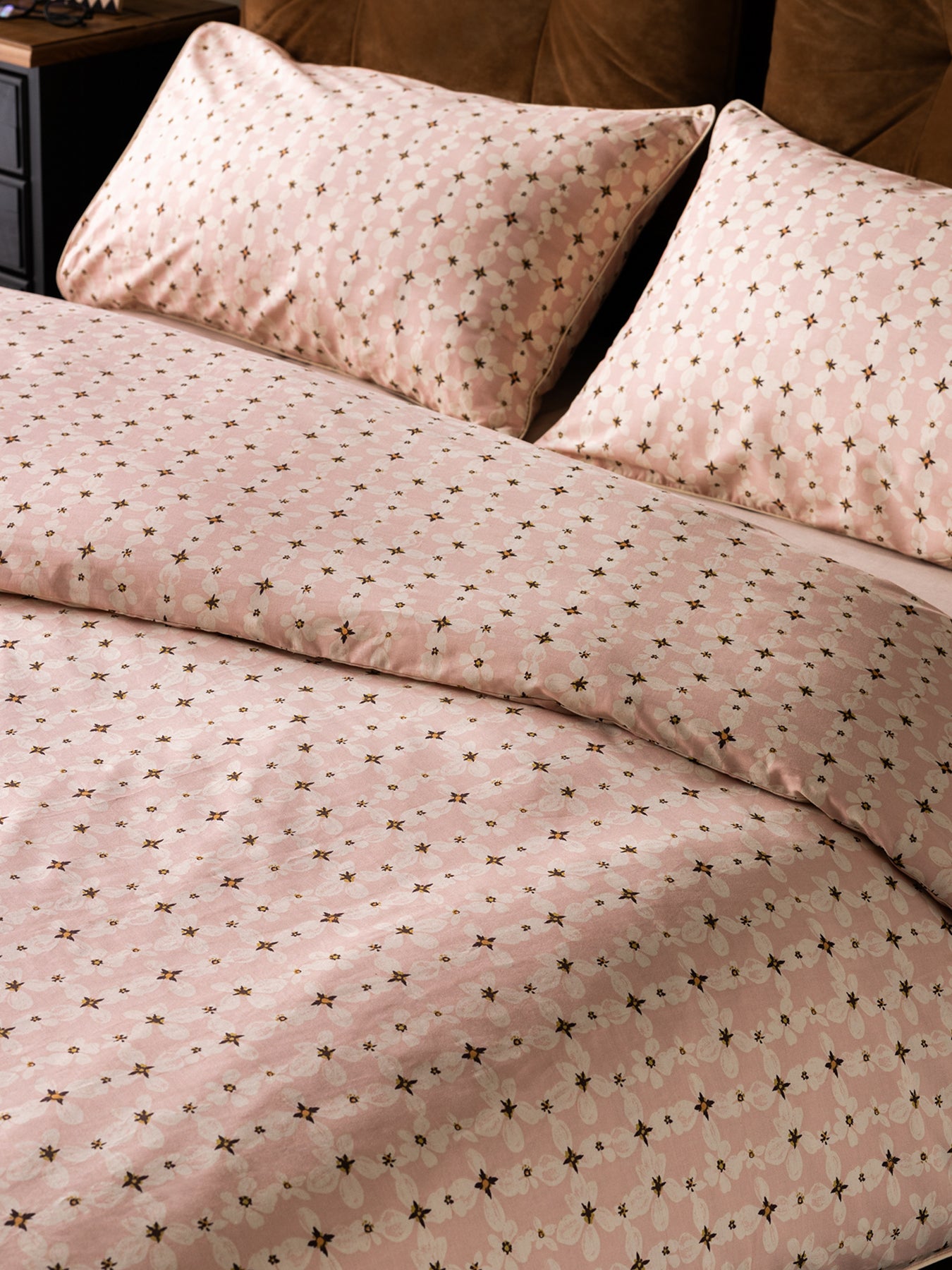 Translucent Daisy Super King Duvet Set Pink