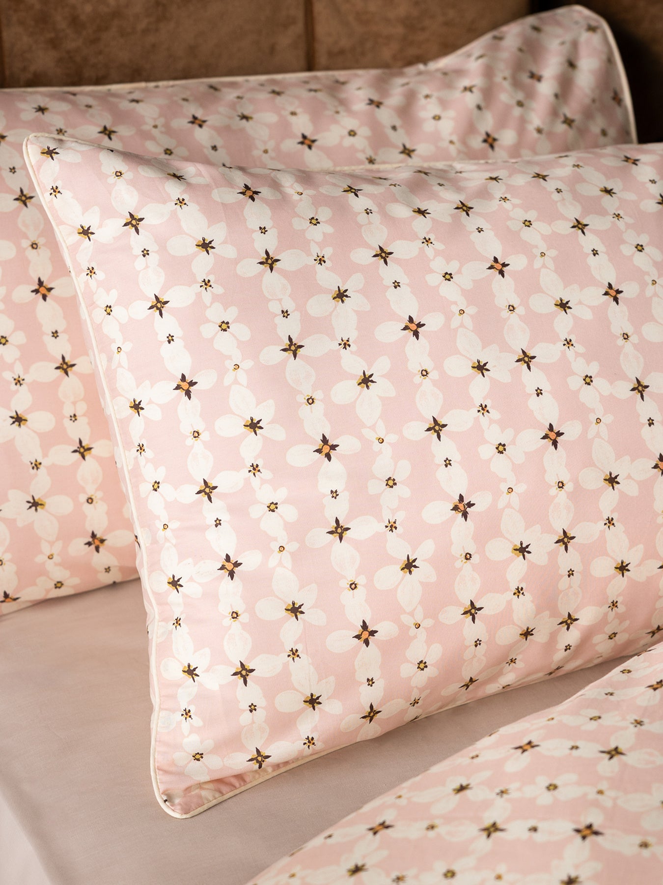 Translucent Daisy Super King Duvet Set Pink