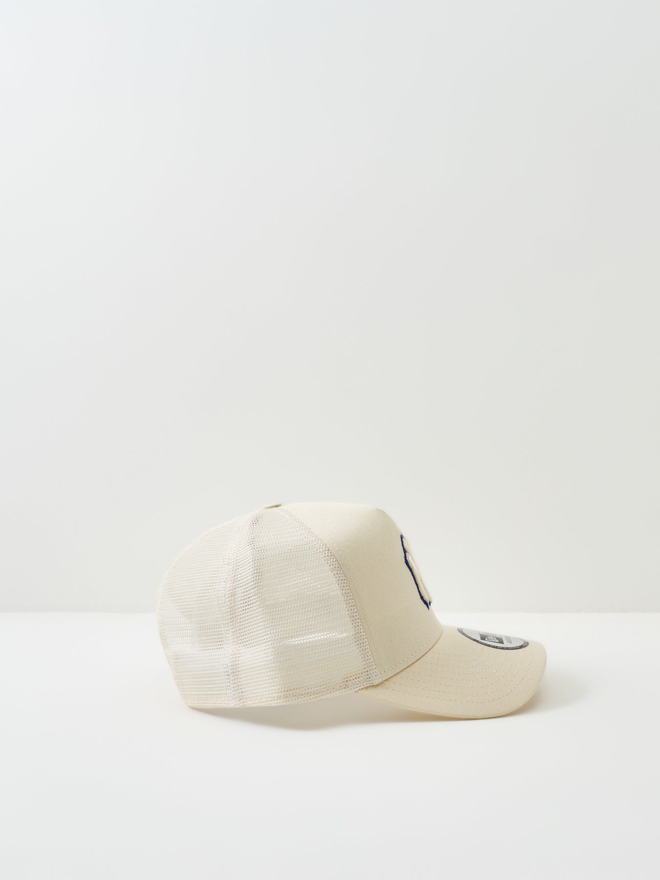 Outline Trucker New York Yankees Cap White