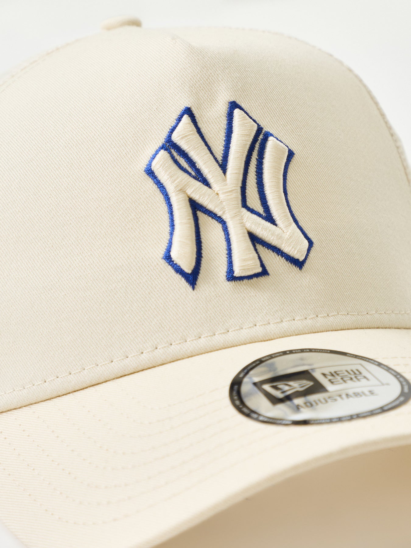 Outline Trucker New York Yankees Cap White