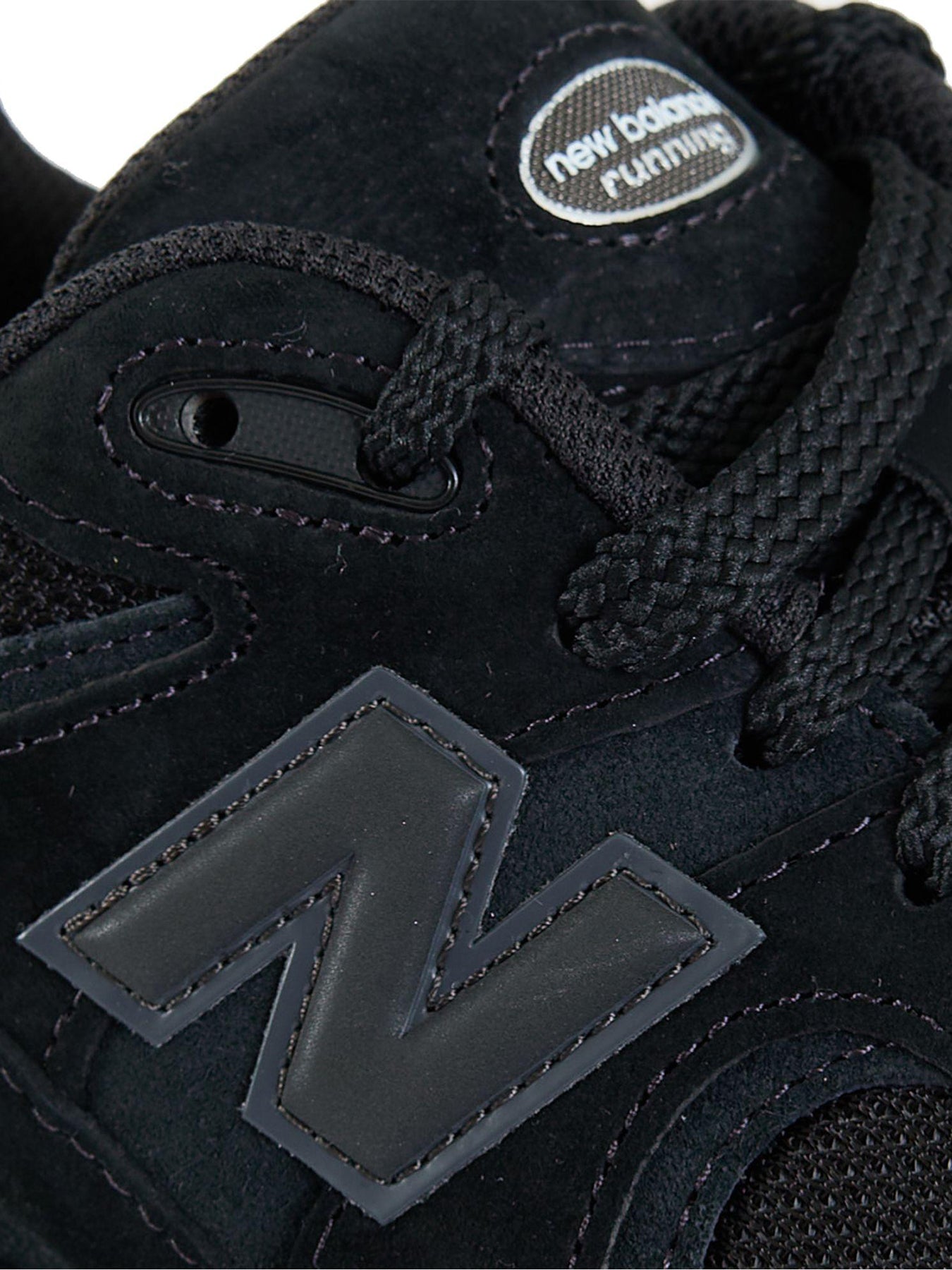 2002R Trainers Black