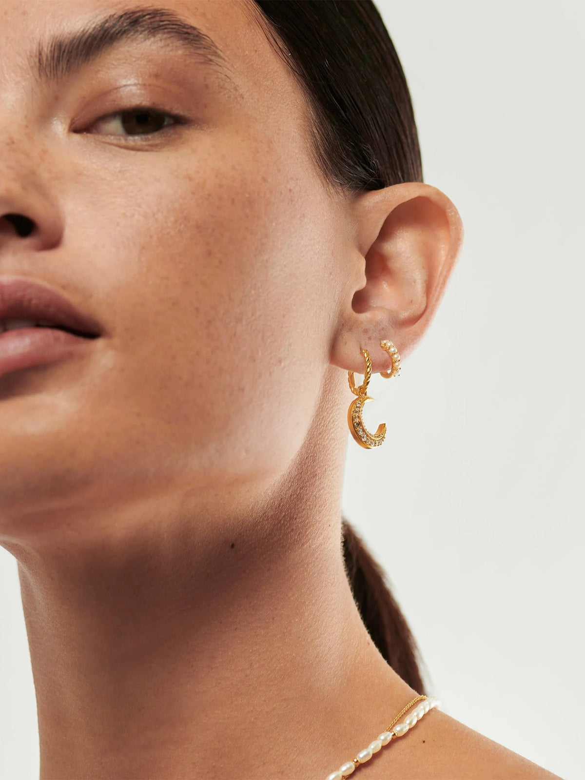 Pearl Huggie Earrings 18kt Gold Vermeil