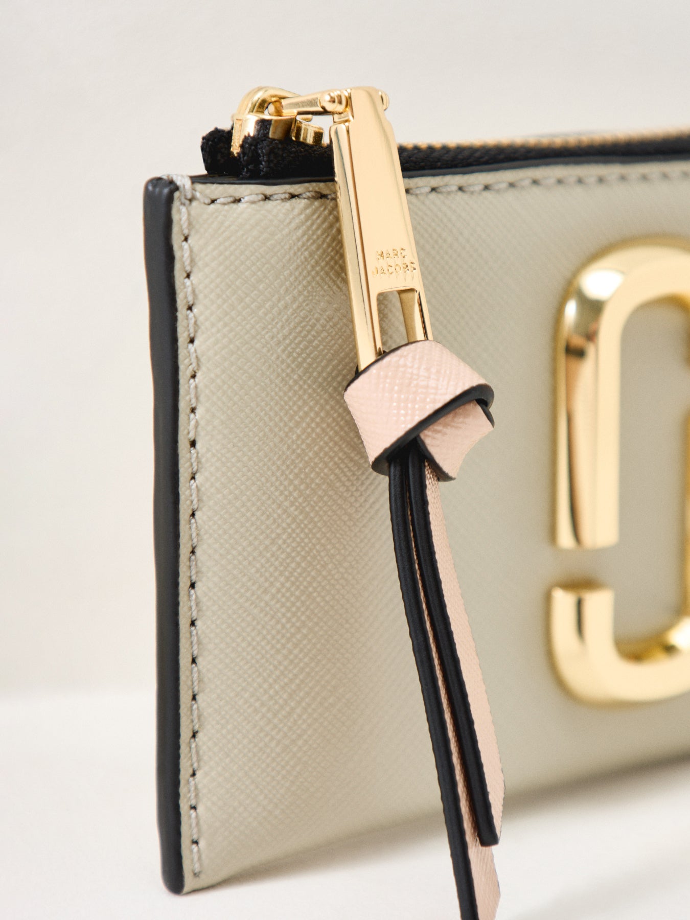 The Top Zip Multi Wallet Dust Multi Beige
