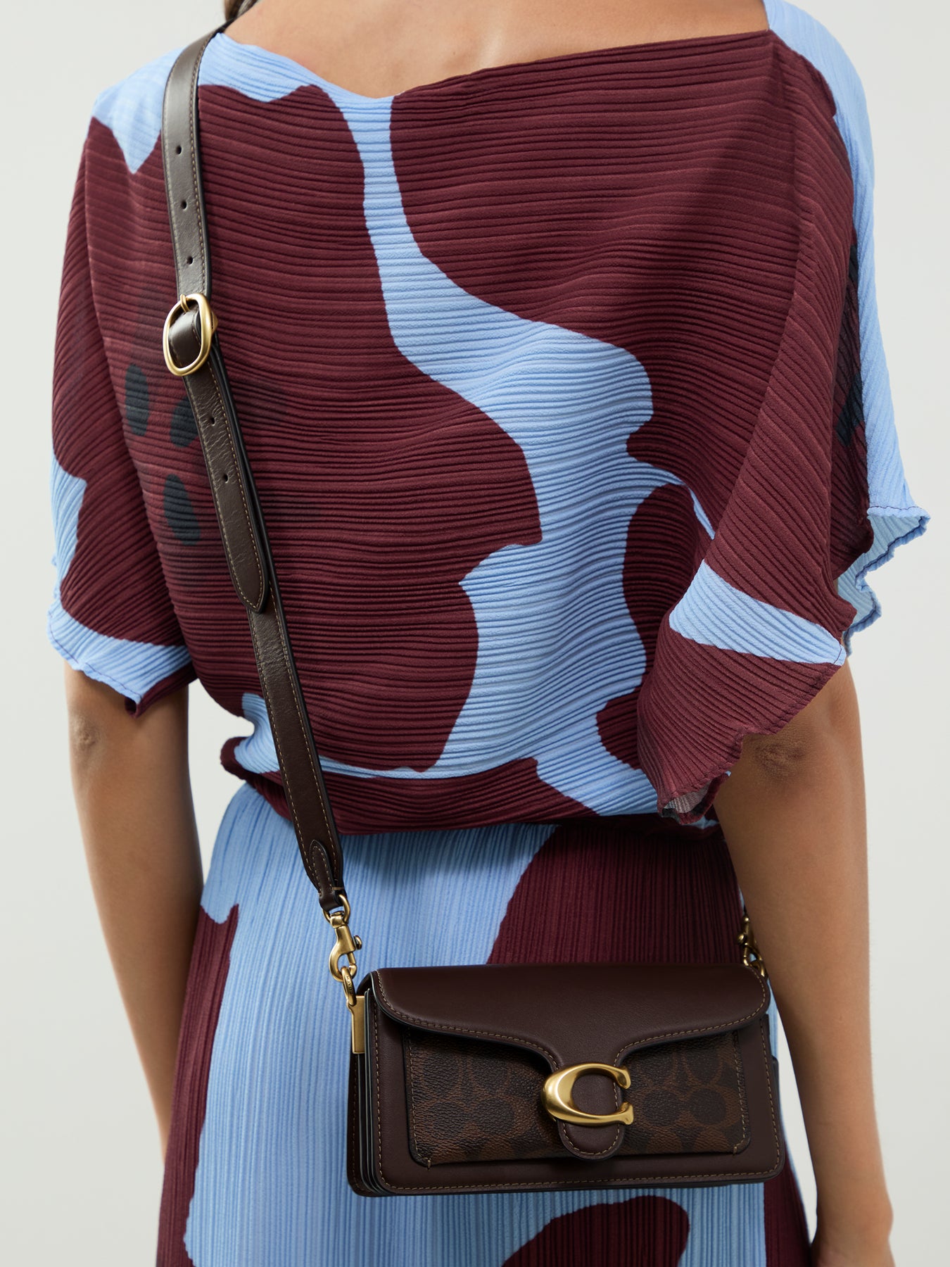 Signature Tabby Shoulder Bag 20
