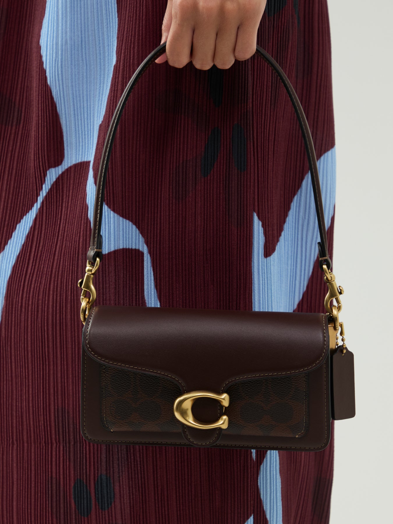 Signature Tabby Shoulder Bag 20