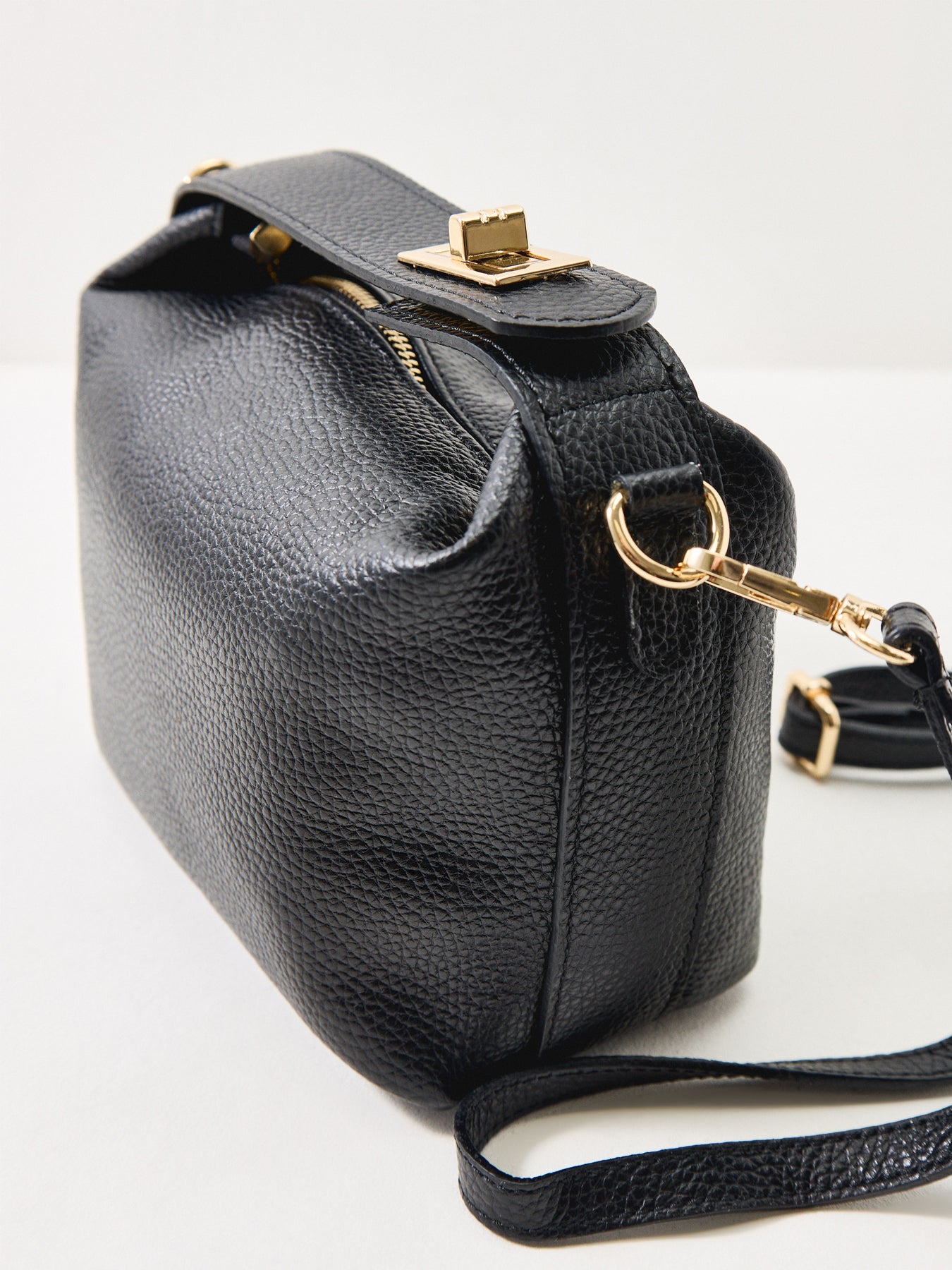 Saza Leather Shoulder Bag Black