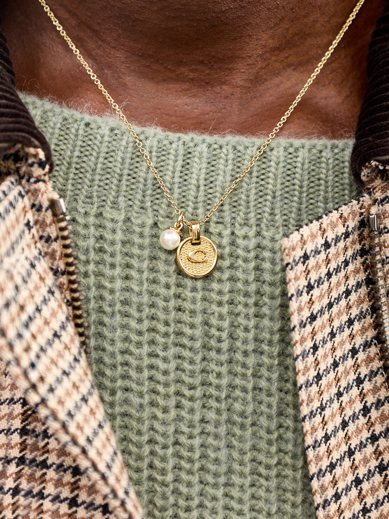 Textured C Pearl Short Pendant Necklace Gold