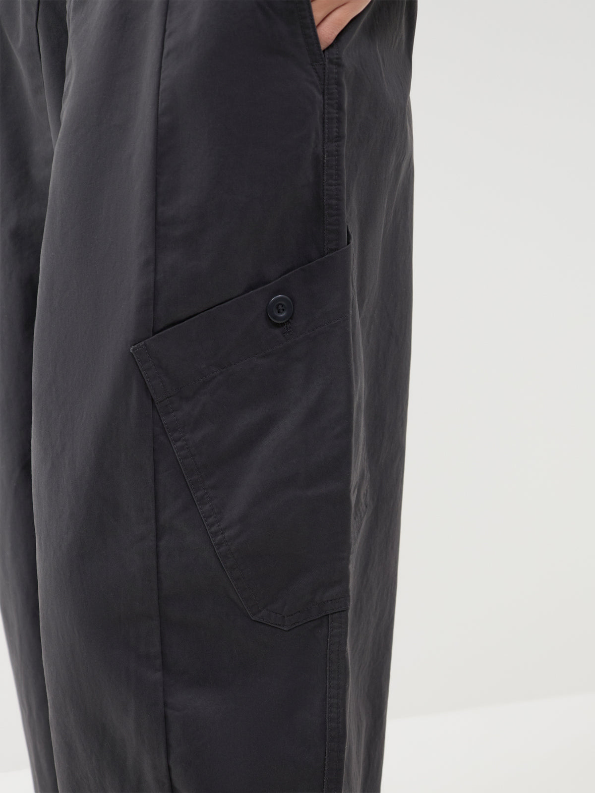 Vesa Cotton Barrel Cargo Trousers – Phantom