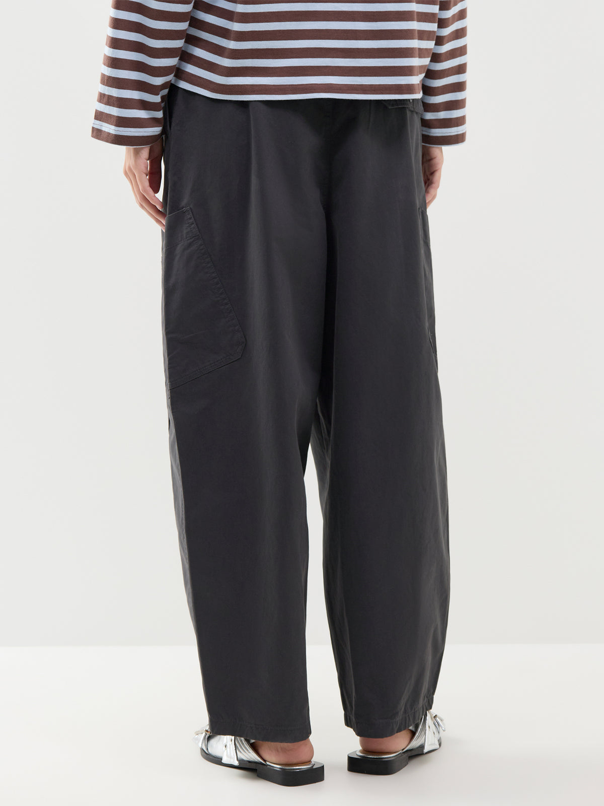Vesa Cotton Barrel Cargo Trousers – Phantom