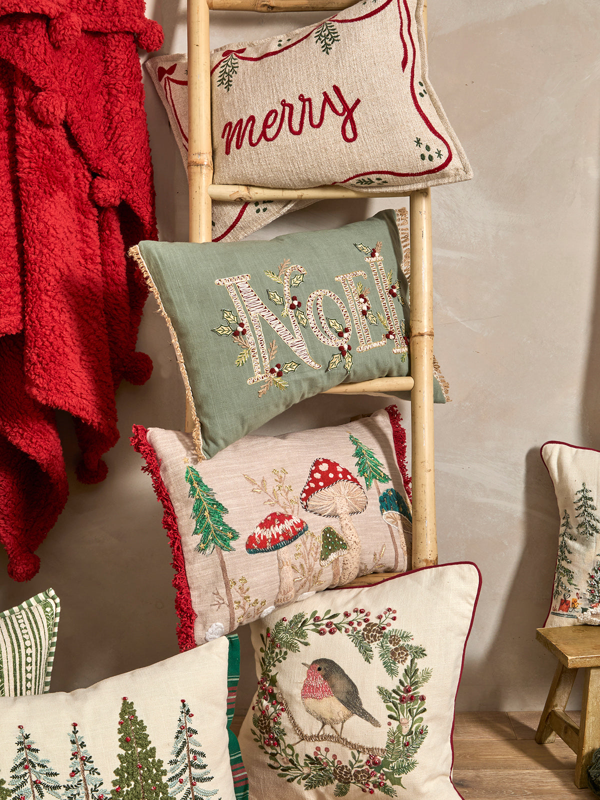 Robin & Wreath Decorative Cushion